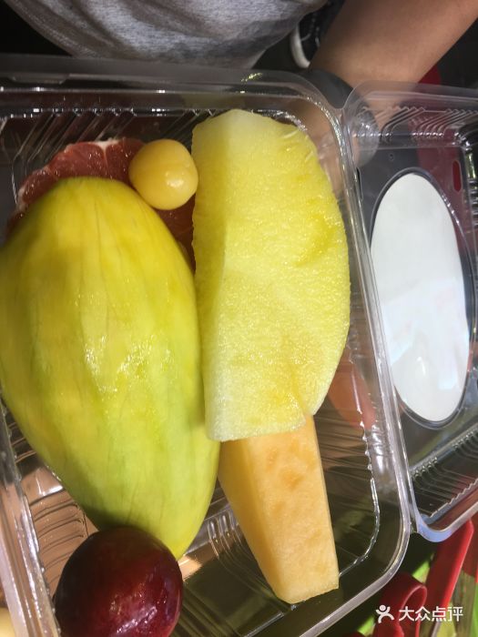 吃完饭,小伙伴想吃水果,刚好路过这里,就.-开