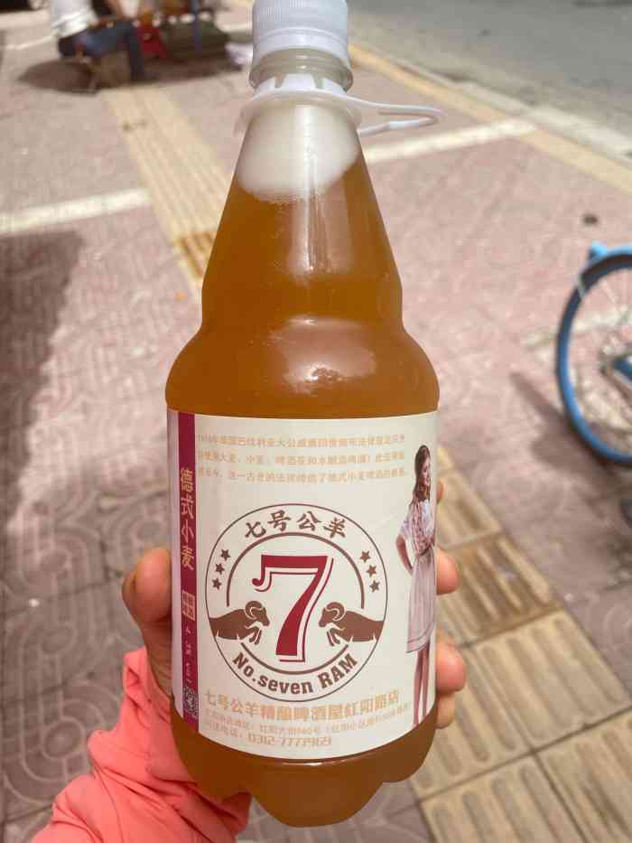七号公羊算是红阳路上唯一的一家精酿啤酒屋吧店不算大进门就能看到四