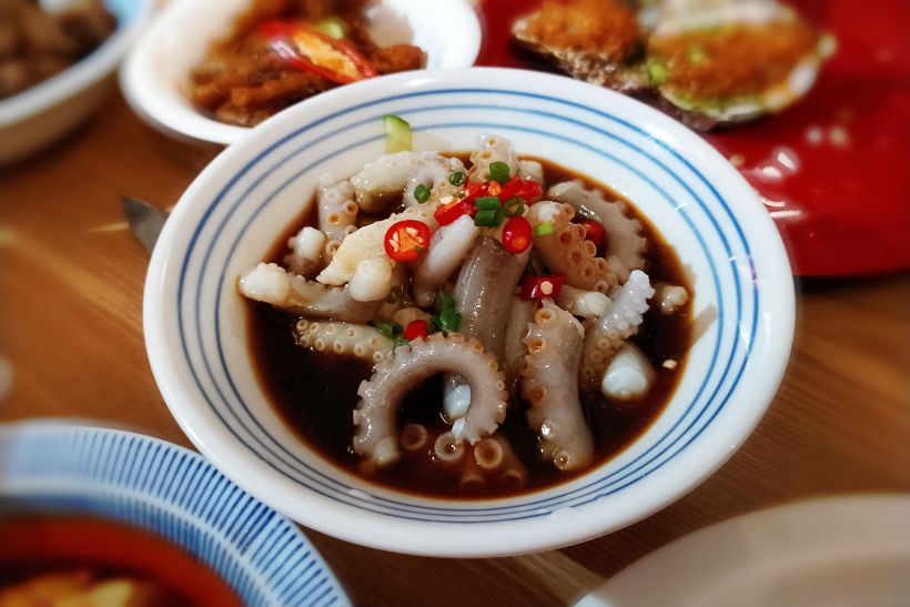 【捞汁八爪鱼】 应该是生的八爪鱼腌制而成的, 里面还有一些少许的