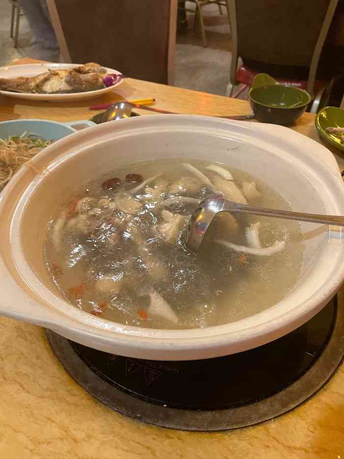 龙泉人椰子鸡(三亚旗舰店"口味清淡,喜欢他们家的煲仔饭,还有豆豉鲮