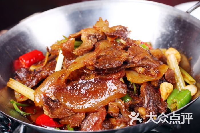 干锅带皮牛肉