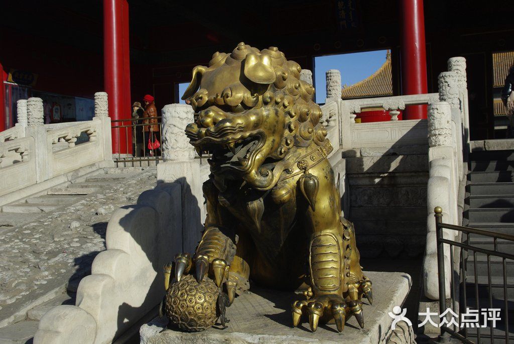 故宫博物院后宫前的铜狮子,眼皮耳朵耷拉表示莫听莫看图片 - 第5张