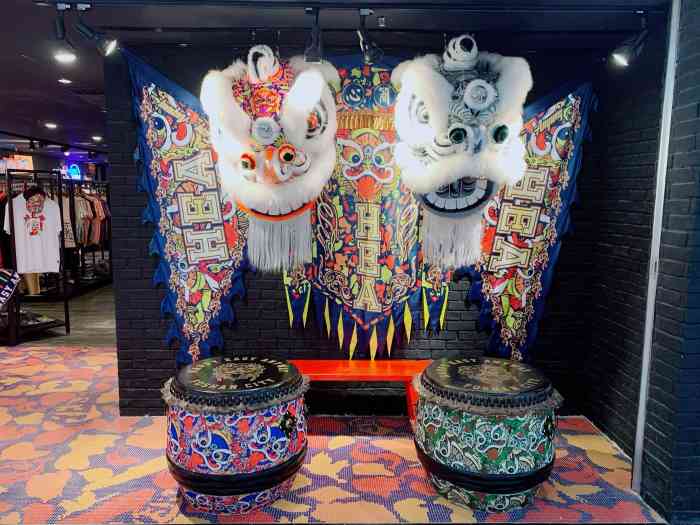 hea(国贸购物广场店)-"国潮风服装店,以醒狮为主题,了