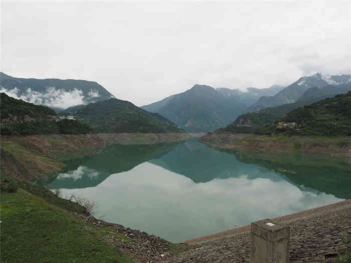 硗碛湖-"硗碛湖,也称硗碛水库,位于四川省宝兴县境.