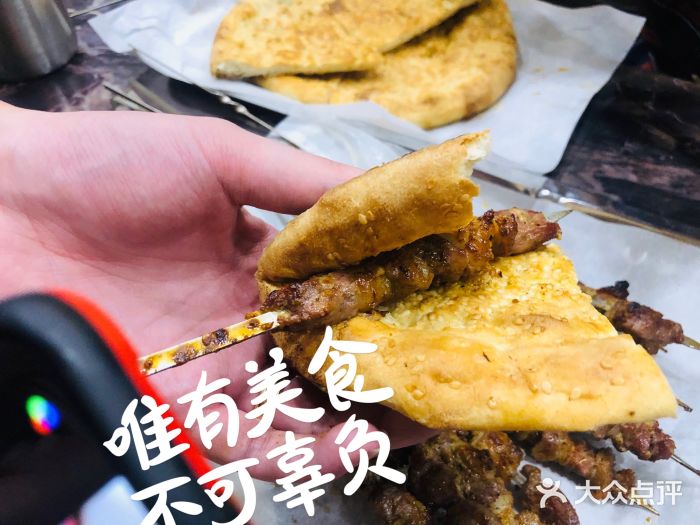 新疆兄弟烤羊肉烤馕图片