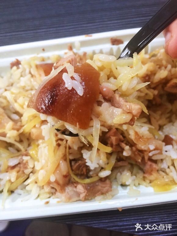 午饭是外卖送过来的猪脚饭,这家猪脚饭开在我家的对面
