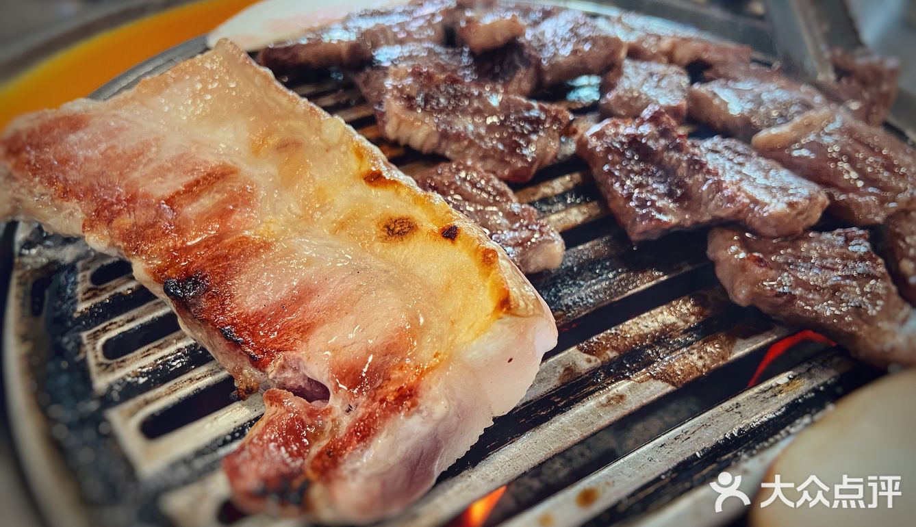 龙华区的吃货们不容错过,这家宝藏韩式烤肉的烤雪花牛肉,烤五花肉