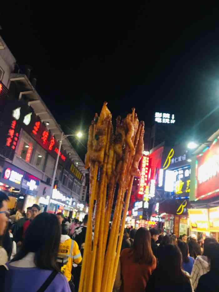 农院路夜市"人山人海的农院路,从我零几年来南宁的时候.