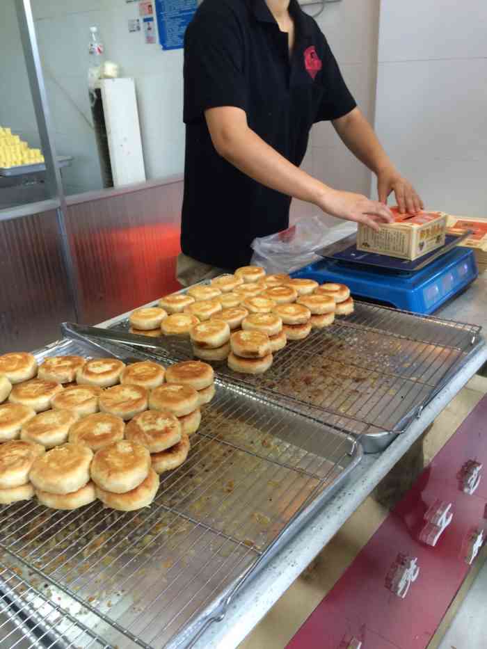 宫廷糕点"位于津头菜市旁新开的店,只卖板栗绿豆酥饼.