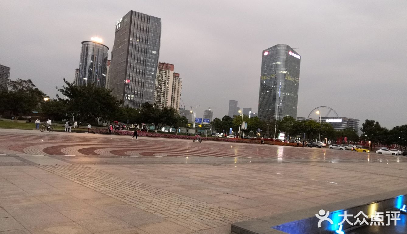 海滨广场位于宝安区区政府前面,交通非常便利