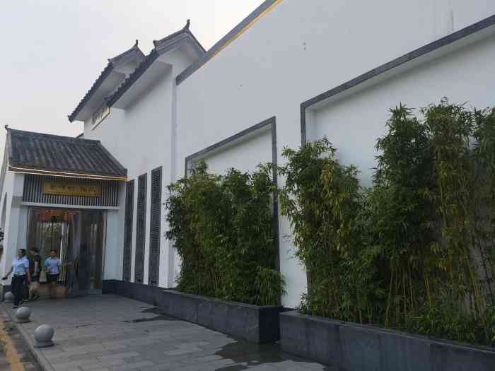 特味村福园"很令人开心的环境,留连忘返,只是烤全羊份.