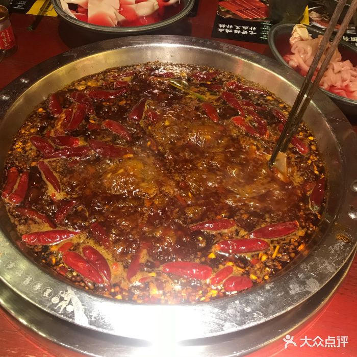 谭鸭血老火锅(王府井直营店)红锅图片 - 第1994张