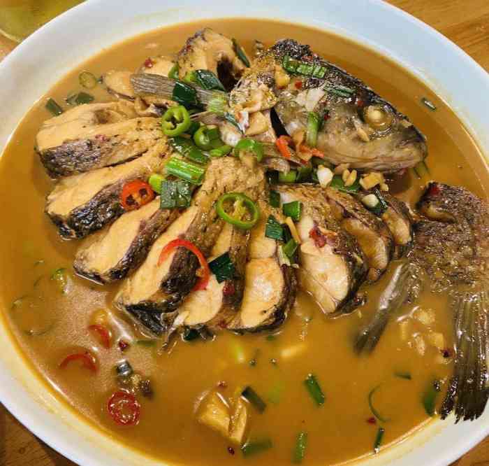 衢州菜就是辣呀,用紫叔香料烧的螺丝,杂鱼,味道就特入味了,人均消费60