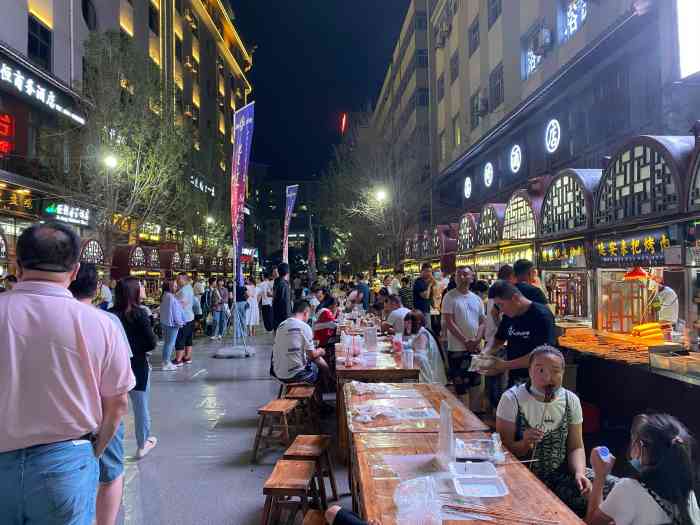 二道街夜市-"来延安出差,很地道的陕北特色小吃,晚上.