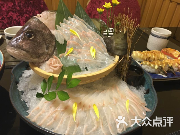       刺身船三文鱼刺身黑瓜子