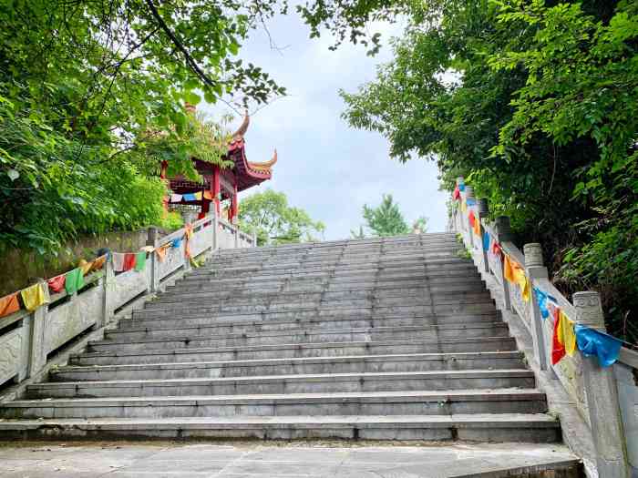 澄光禅寺"澄光禅寺,耸立在高高的龙池山山腰之中,真.