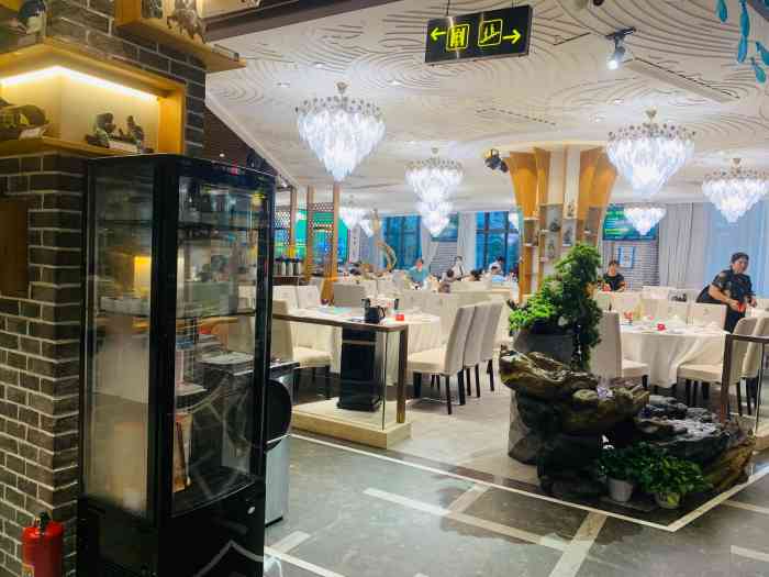 水云轩·知味"这家店的环境比较像传统粤菜餐厅,菜系比较.