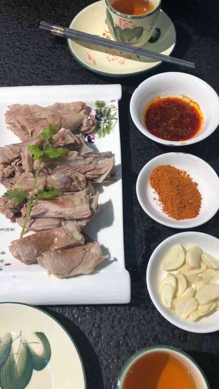 祁连羊肉馆"这一趟西北旅游吃了不少牛羊肉,但是前面到.