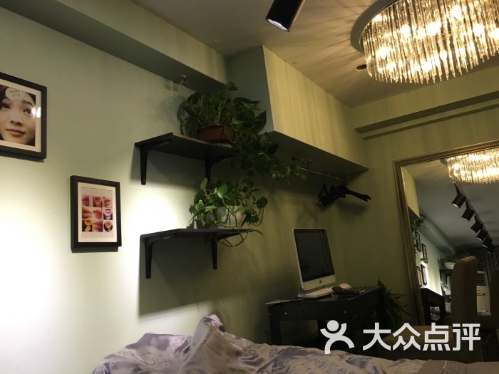 #大众点评抽中的免费修眉#去之前一直担心会不停的向我推销,是我多虑了,服务态度简直太好。去之前加了微信预约,有事耽误迟了半个小时也没有催(主要生意太好)天之都很好找,但是能上20楼的电梯三个坏了两个。到了20楼,门牌是2088,前去的小伙伴别找错了,在二楼。一去让我等了两三分钟,正好好奇看看别人在做美瞳线。带我修眉的应该是朱老师,没有因为是免费的又只是修眉就草草了事,反而超级认真!试了两种眉型做对比,并且还教我自己在家应该怎么修要注意什么,简直棒!如果以后要纹眉第一选择就是素妍