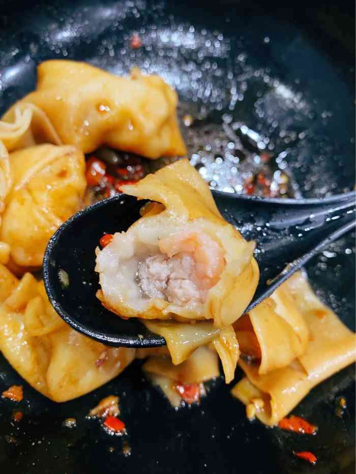 薛姐馄饨店"馄饨店在绿城广场附近,路边有停车位.早上.