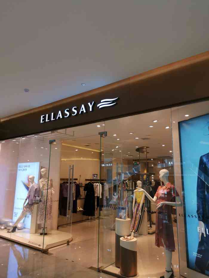 打分 金狮广场二层的品牌女装店,品质还不错,可以来逛逛