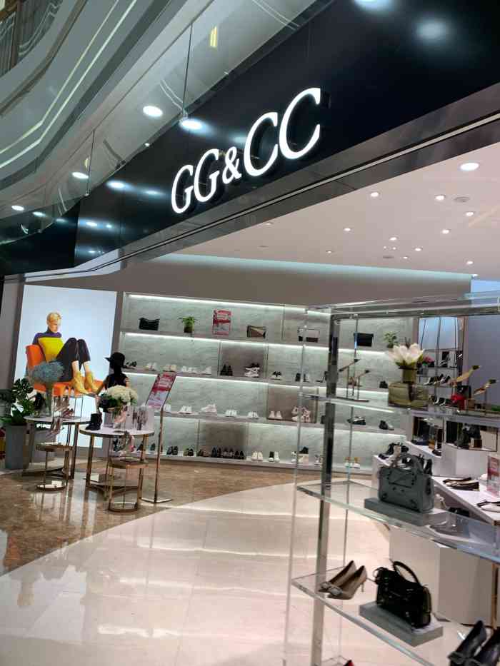 这家gg&cc品牌女鞋店铺位于弘阳广场购物中心一楼.