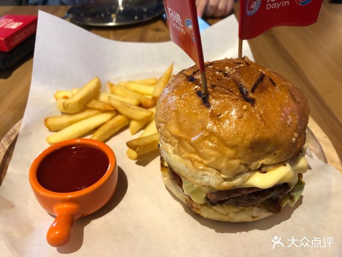 日进·美式牛排汉堡餐吧小牛肉汉堡图片
