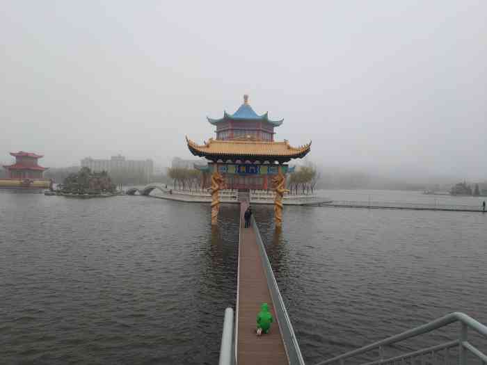 隆霞湖风景区