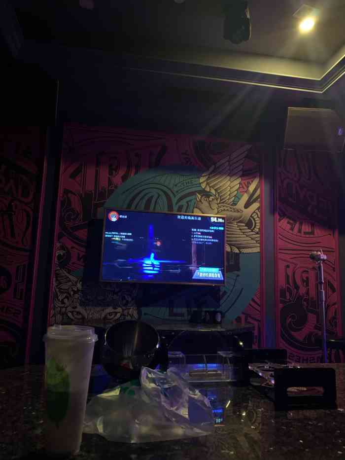 打分 周末过来唱歌,定的下午场.音效有点出乎意料的好,曲库也挺全的.