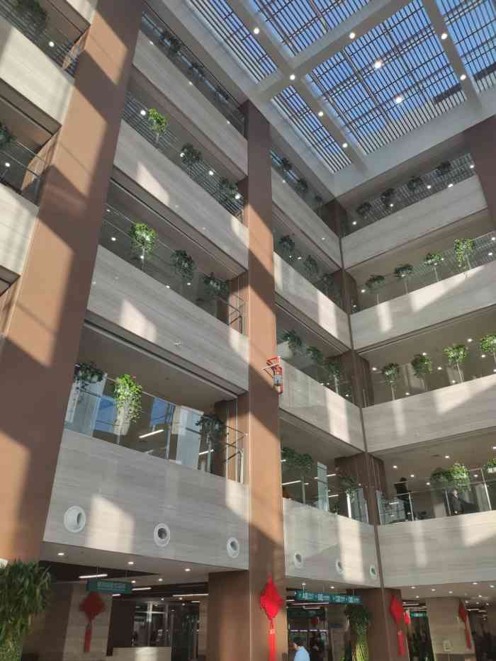 北京中医药大学东直门医院东区停车场