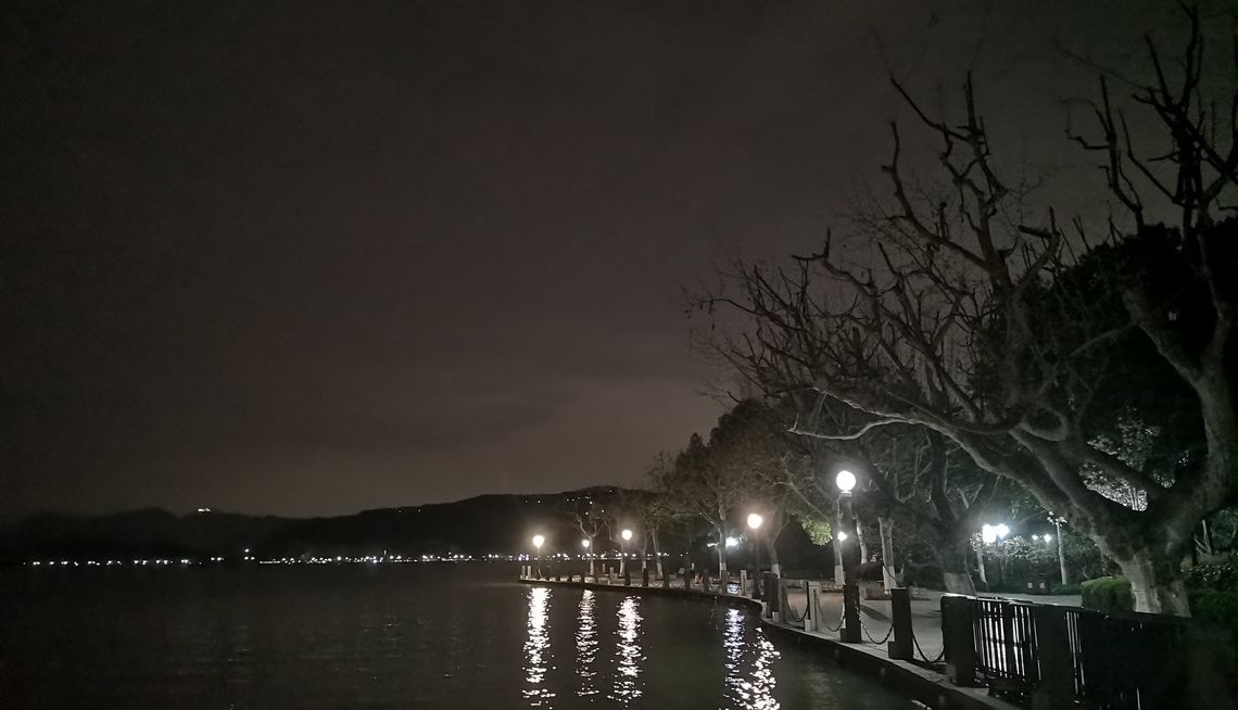 夜幕下的西湖,湖滨步行街区.时间将近凌晨12点