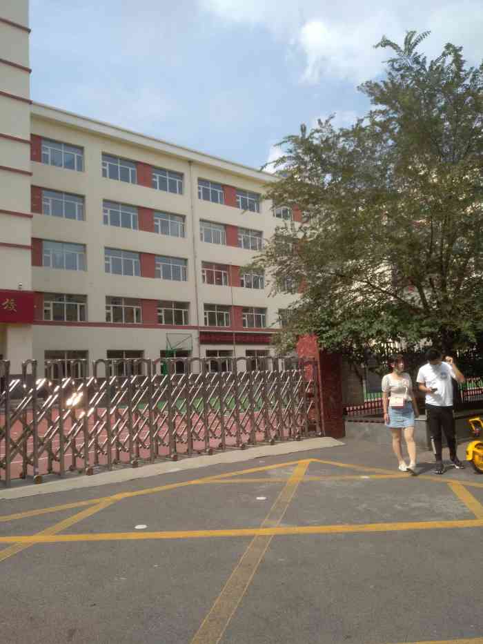 奋斗小学校-"【地理位置】南岗区花园街上.哈尔滨很有名.