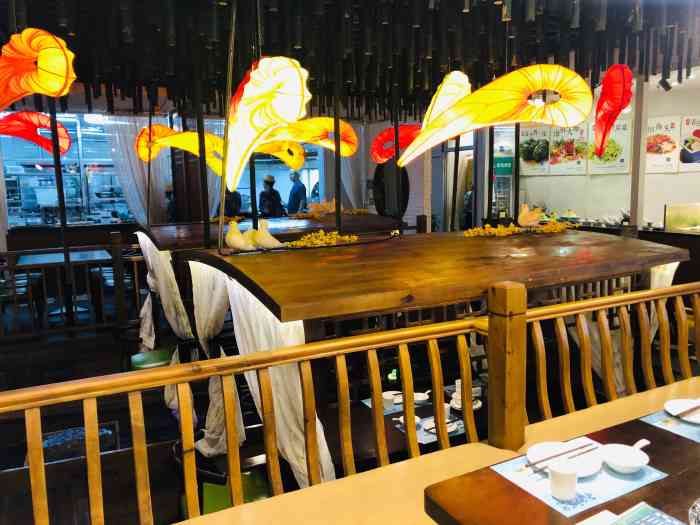 海棠餐厅-"这家店非常火爆,我上班时想在这里吃顿午餐