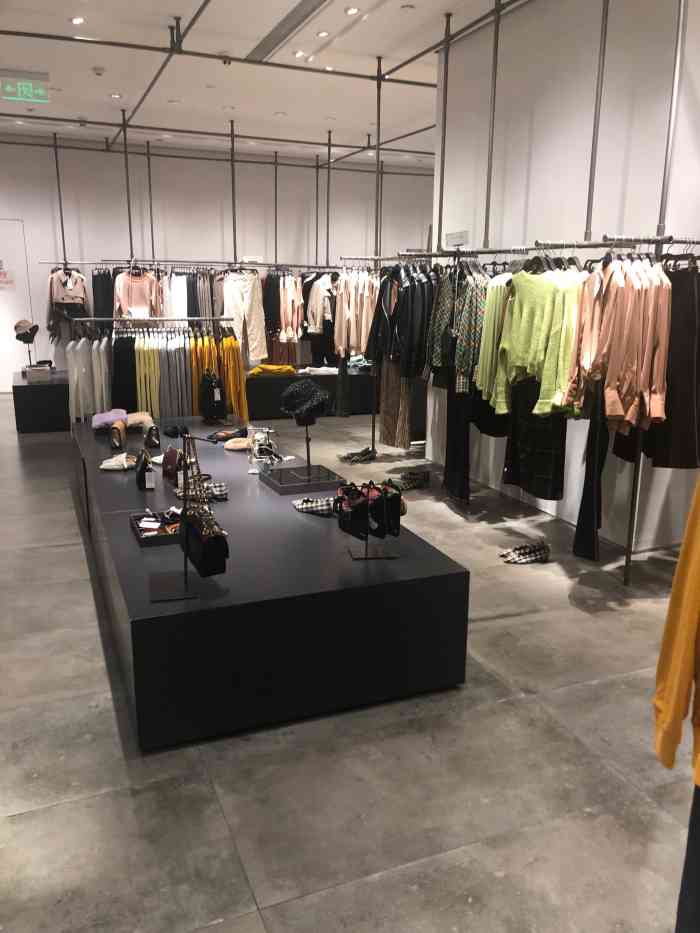 urban revivo(富力海珠城店"这家ur服装店在江南西富力海珠城一楼和