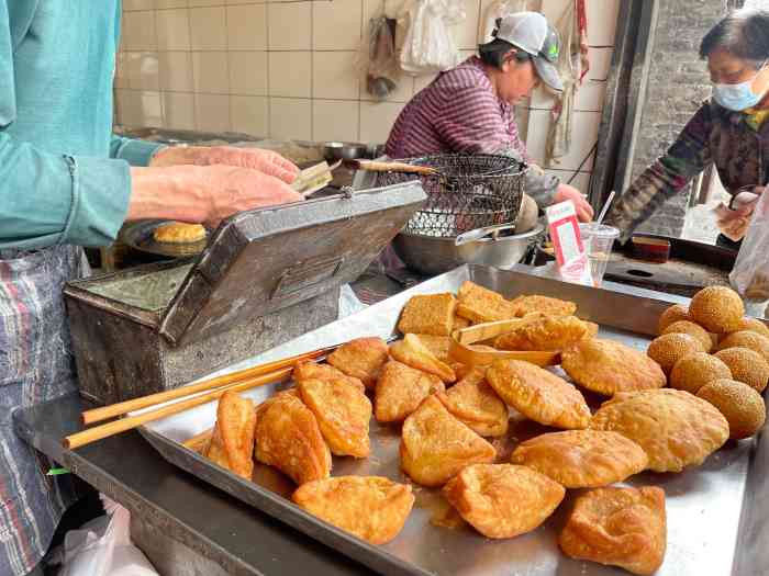端荣烧饼-"端荣烧饼,在皮市街路口不远处,还有个竖着.