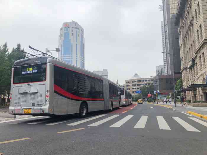 71路中运量公交车西藏中路站
