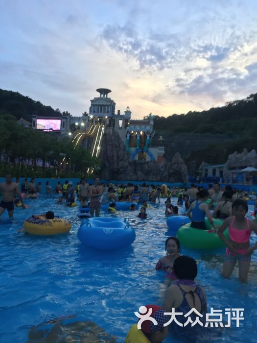 平湖市乍浦镇九龙山,夏天是水上乐园的好去处,点评上团购了夜场的门票