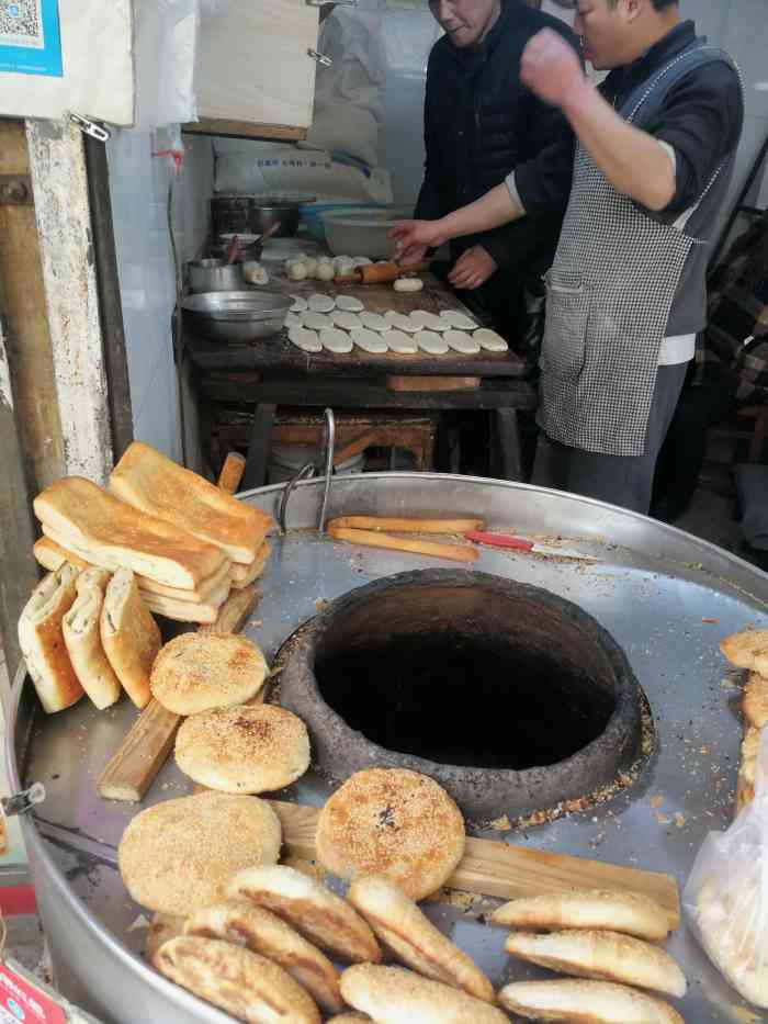 张记烧饼店-"荠菜烧饼烤热 白芝麻贴在烤黄面皮上绿.
