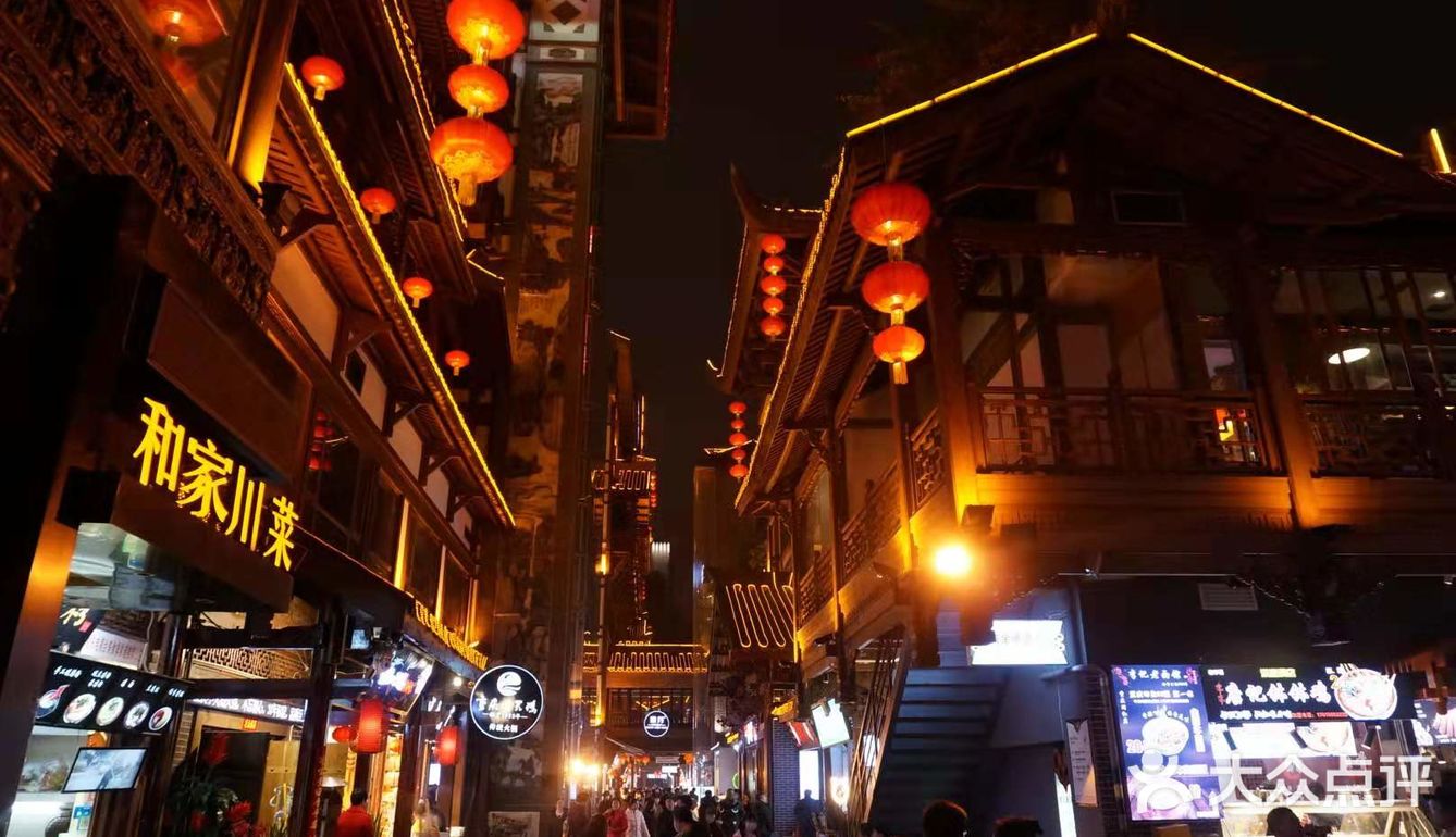磁器口古镇是重庆旅游必玩的地点之一,尤其是夜景