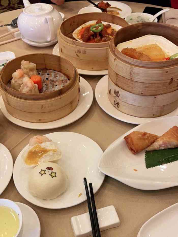 鹏天阁以前都是来吃正餐,好几年没来了,点评上看到这里有早茶了,今天