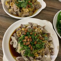 最喜欢生肠,口感特别脆爽,白切鸭和白切鸡也不错,蔬菜喜欢地瓜苗,茶水