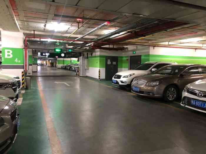 银泰创意城街道口店停车场"银泰创意城位于珞喻路上的街道口她的地理