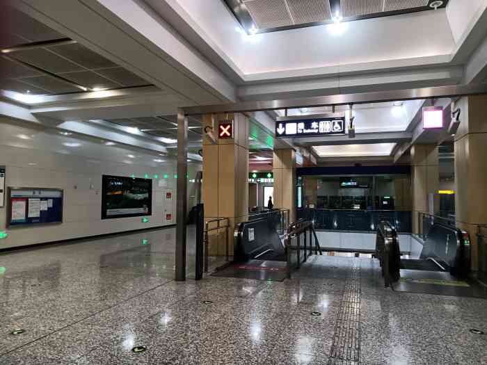 安立路地铁站-"见过很多地铁站外面的共享单车疏于管理,到.