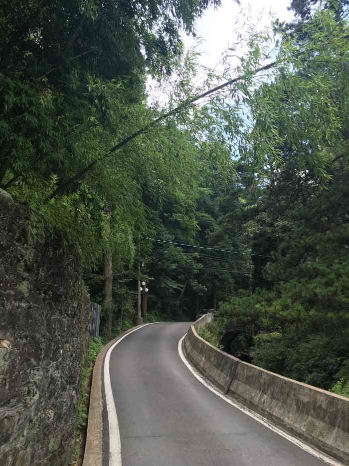 庐山风景名胜区"经20多公里有397个弯道来到江西九江黟.