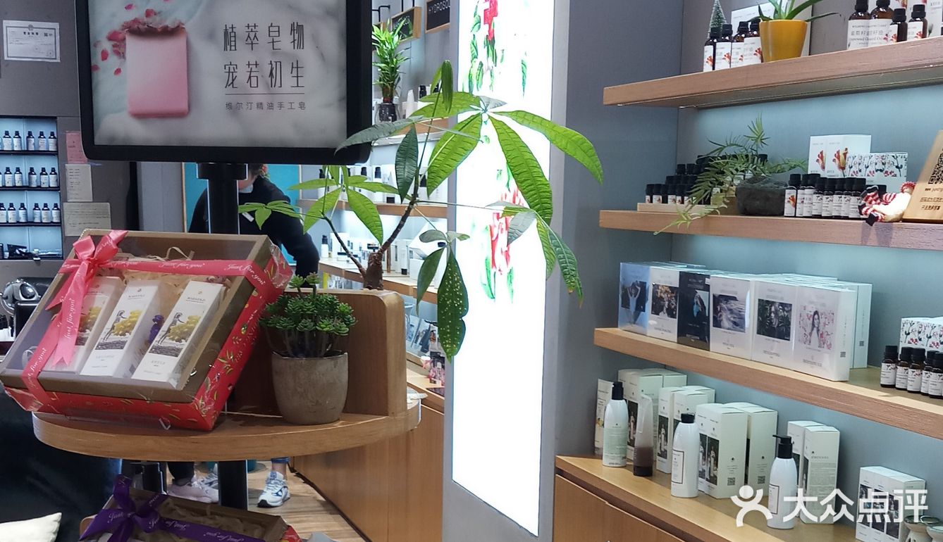 位于凯德广场二楼的一家化妆品护肤品店,店面不大