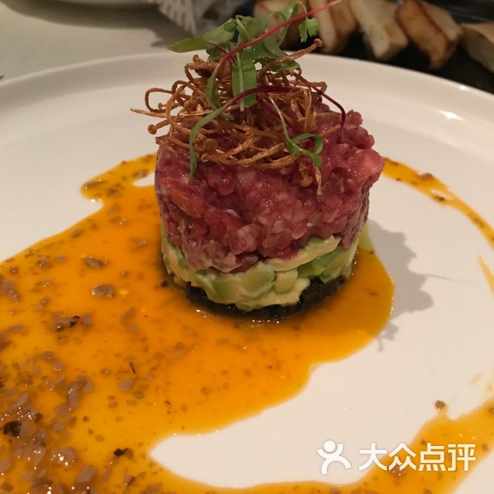 牛肉塔塔配牛油果黑橄榄酱