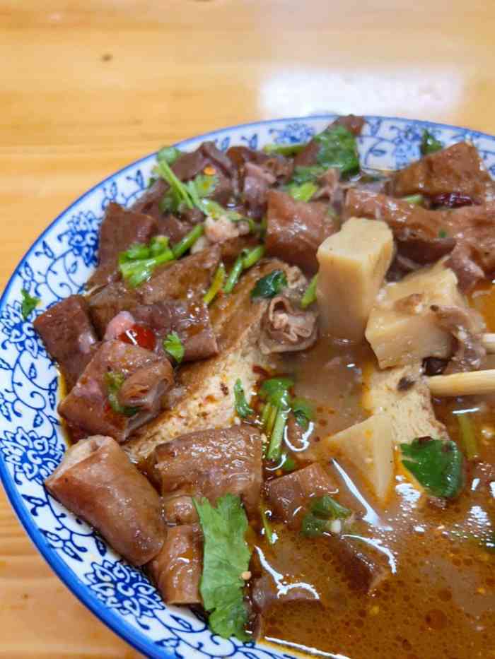 原肖村桥卤煮(清逸园店"真不愧是经营了多年的老牌子,味道确实很好.