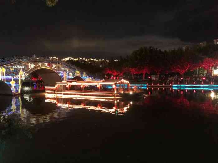 南塘水上游船(南塘游船码头"夜晚的南塘总是美丽的…在湖水,桥