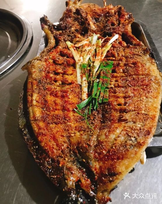 董记美食烧烤广场烤鲶鱼图片