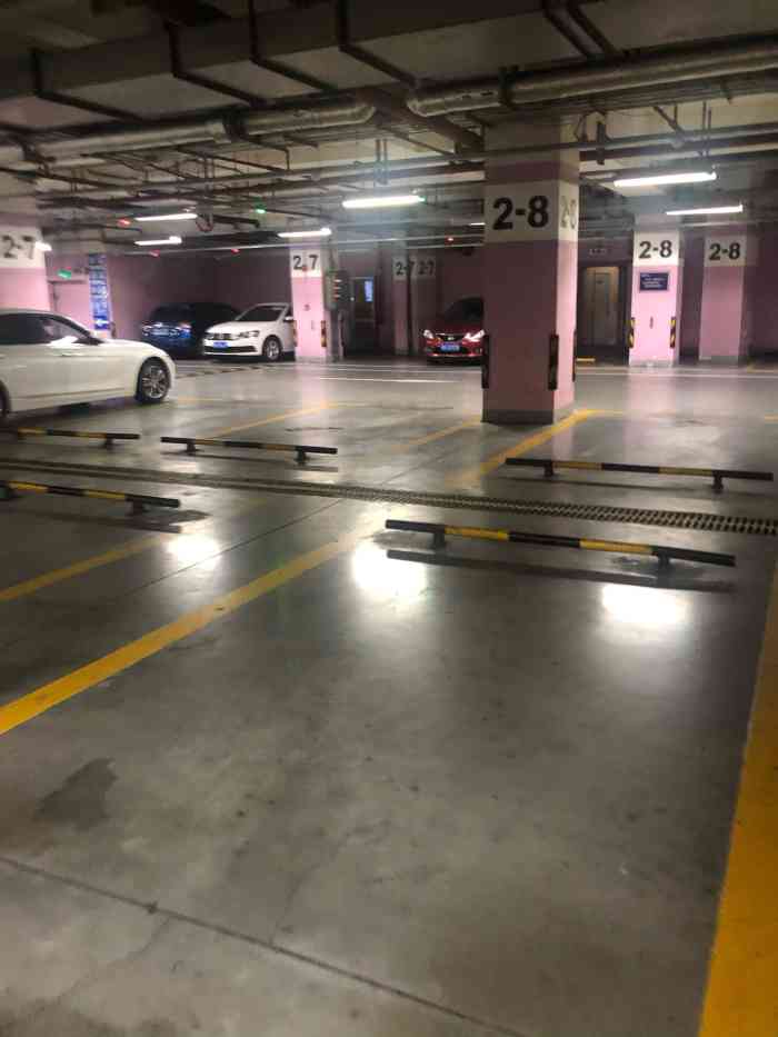 大宁国际商业广场停车库